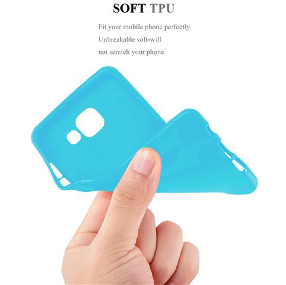 Una custodia per telefono azzurra è tenuta da una mano. La custodia è flessibile.