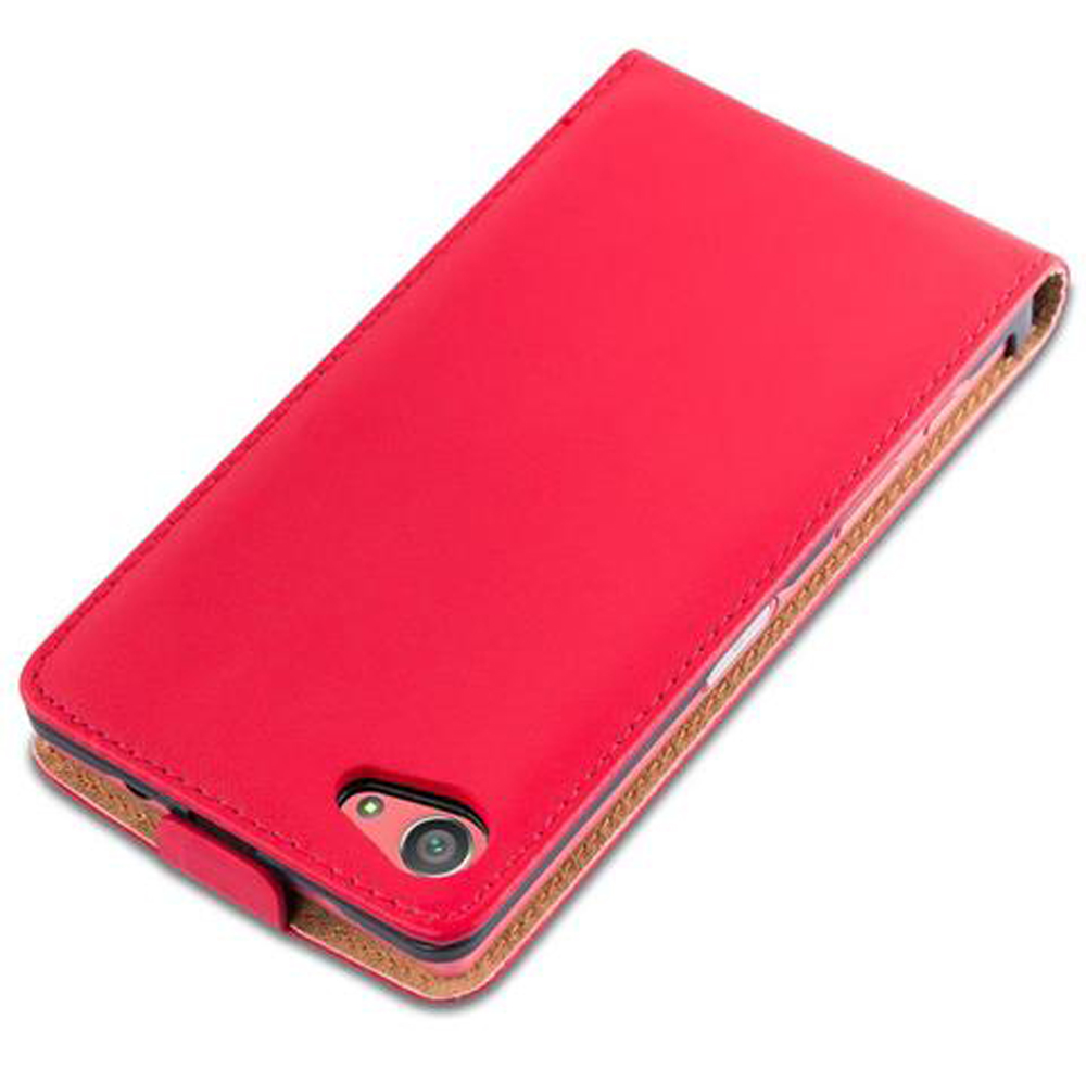 Custodia rossa in pelle per smartphone con ritaglio fotocamera e cuciture.