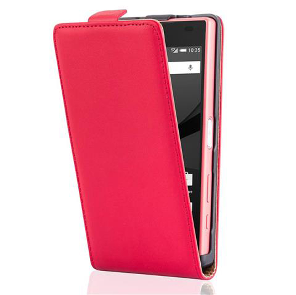 Una custodia rossa a flip è aperta, rivelando lo schermo di uno smartphone che mostra le 10:35.
