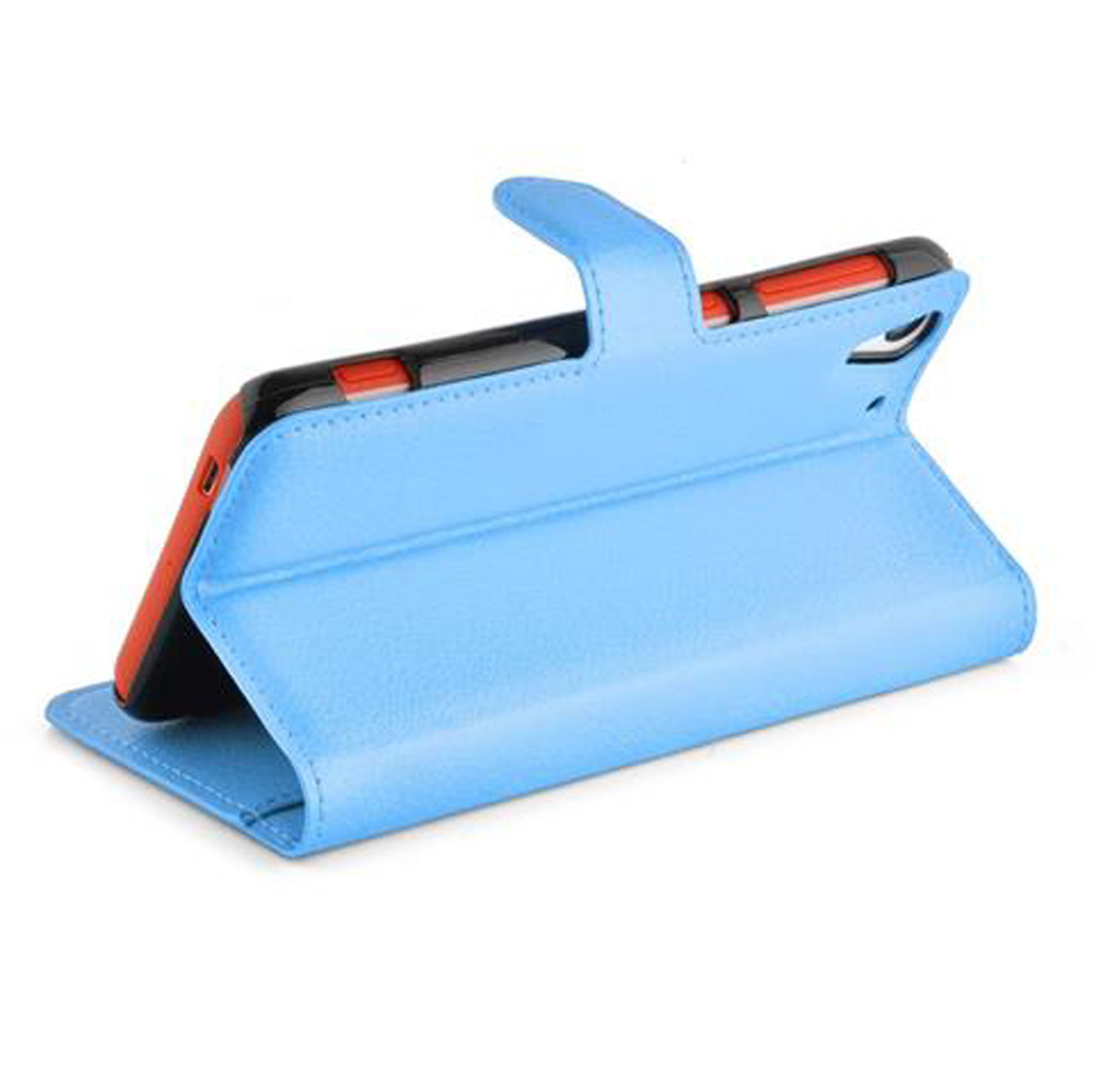 Custodia a libro blu chiaro per smartphone, in piedi come supporto. Un telefono rosso all'interno.