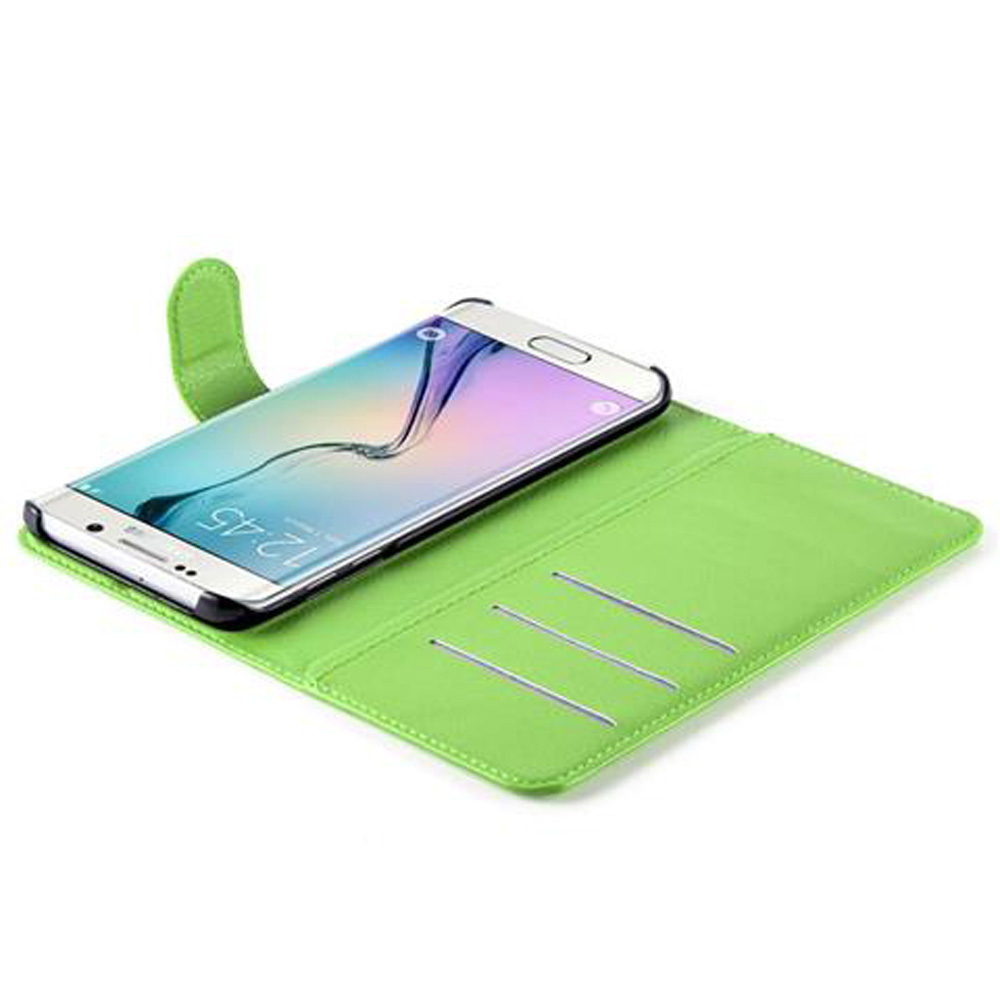 Ein hellgrünes Smartphone-Etui mit Schlitzen daneben liegt auf einem weißen Hintergrund.
