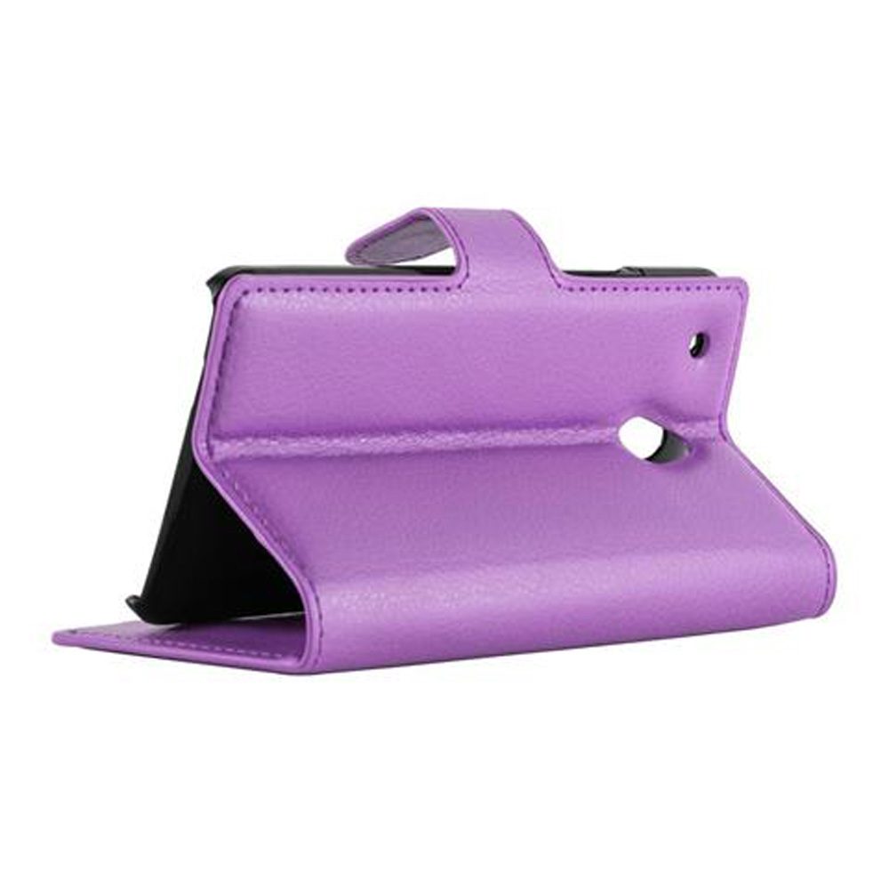 Una custodia viola per tablet aperta, con ritagli per fotocamera e altoparlante.