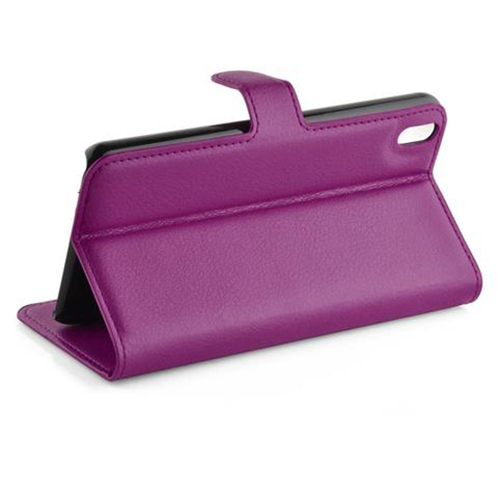 Custodia in pelle viola per smartphone, appoggiata su sfondo bianco.
