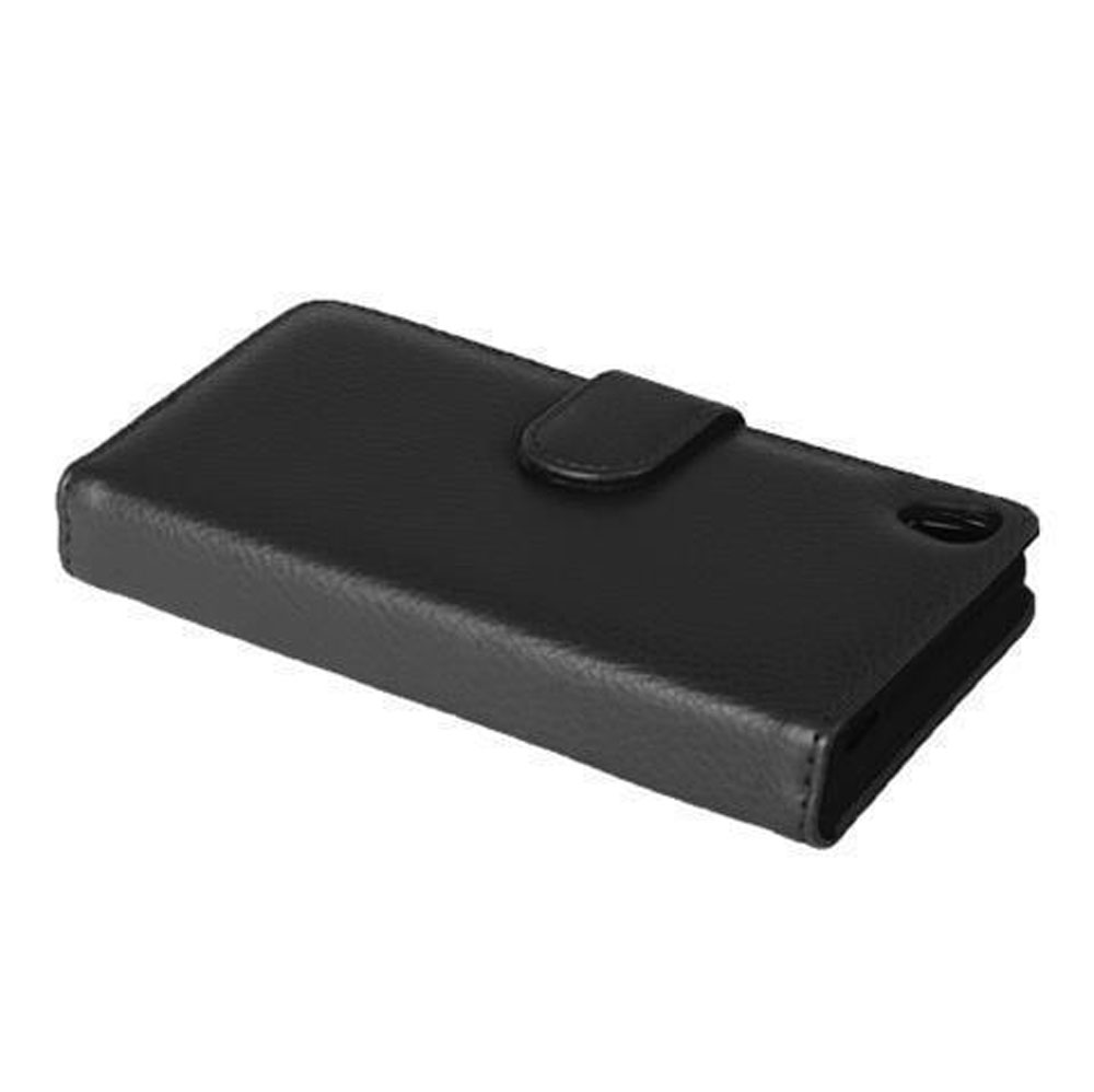 Una custodia a libro nera in pelle per smartphone posa su sfondo bianco.