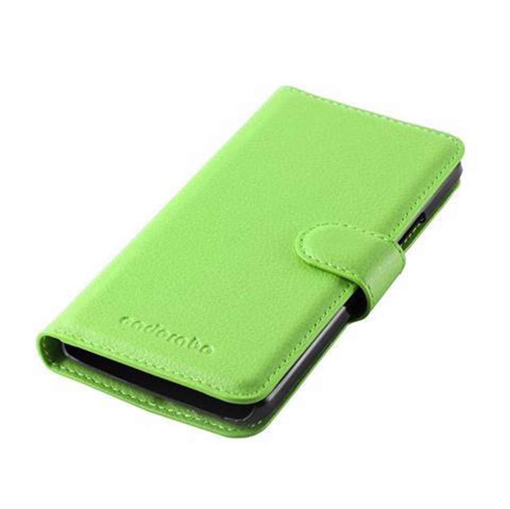 Custodia per telefono in pelle verde con chiusura a scatto e logo in rilievo.