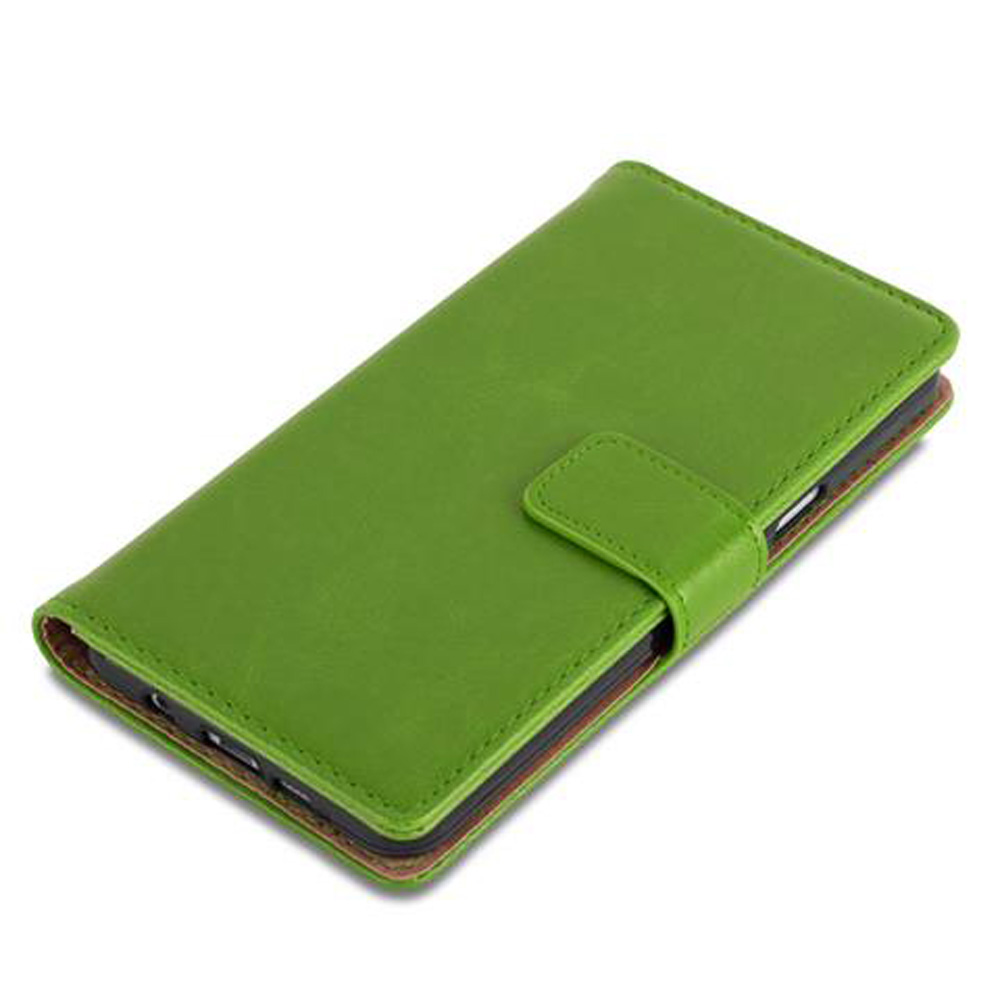 Custodia verde per telefono aperta su sfondo bianco.