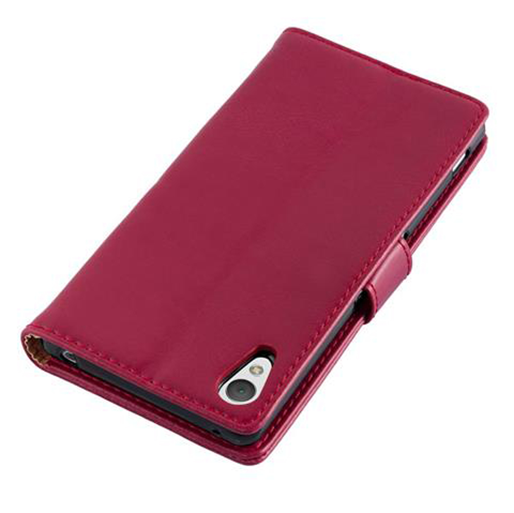 Una custodia a libro in pelle rossa per smartphone, con ritagli per fotocamera.