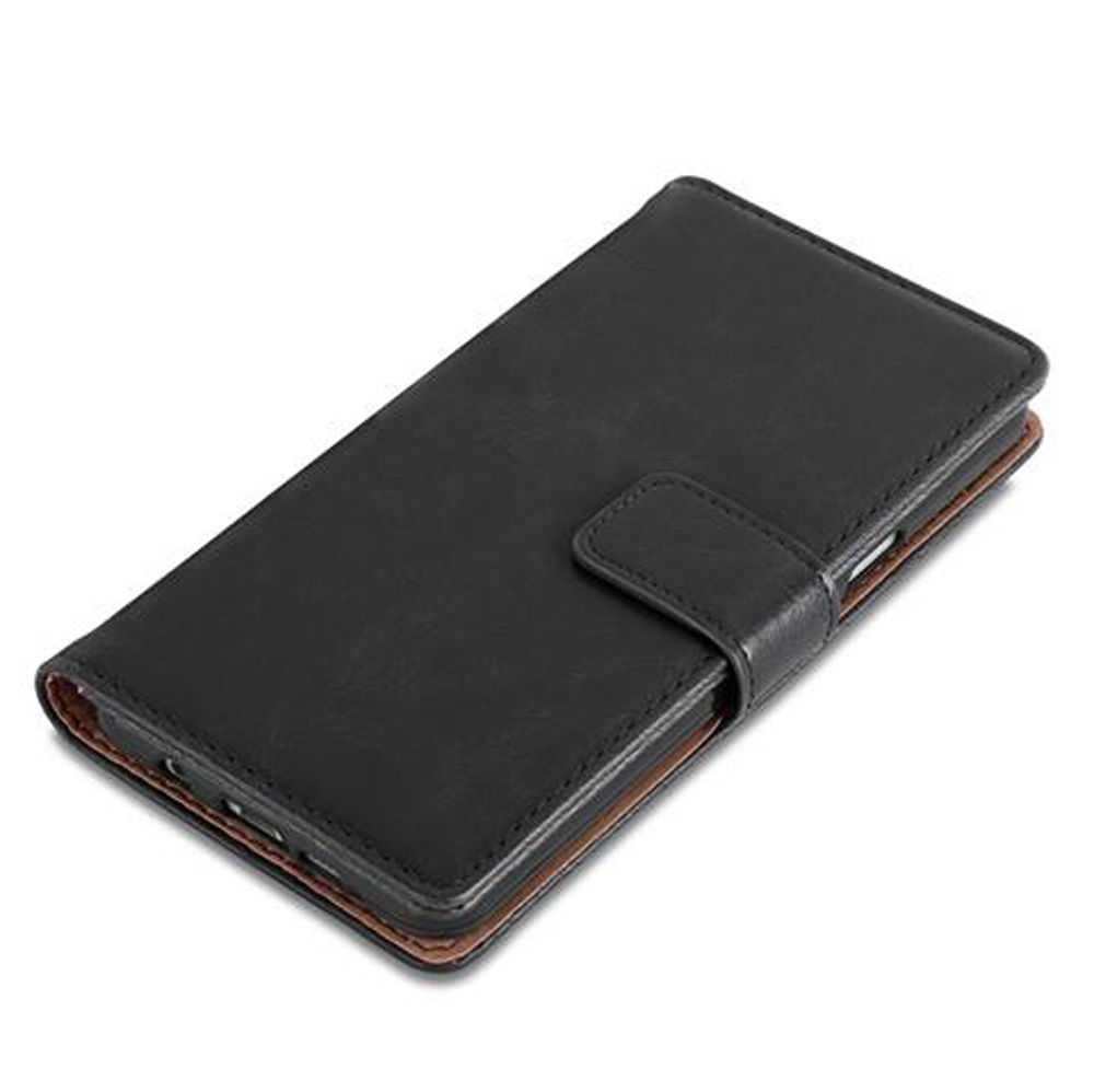 Ein schwarzes Leder-Flip-Case für ein Smartphone, das auf einem weißen Hintergrund liegt.