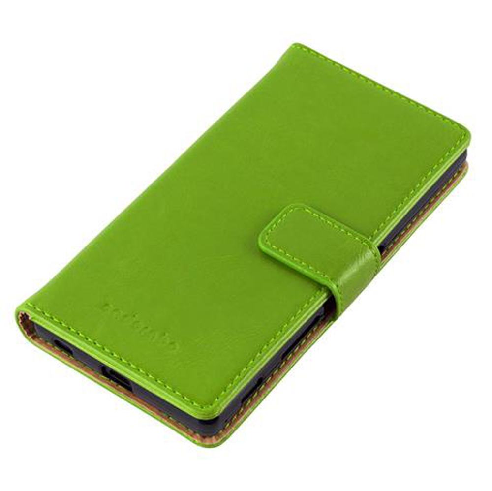 Una custodia a flip verde brillante, stile pelle, con chiusura magnetica. La custodia è chiusa.