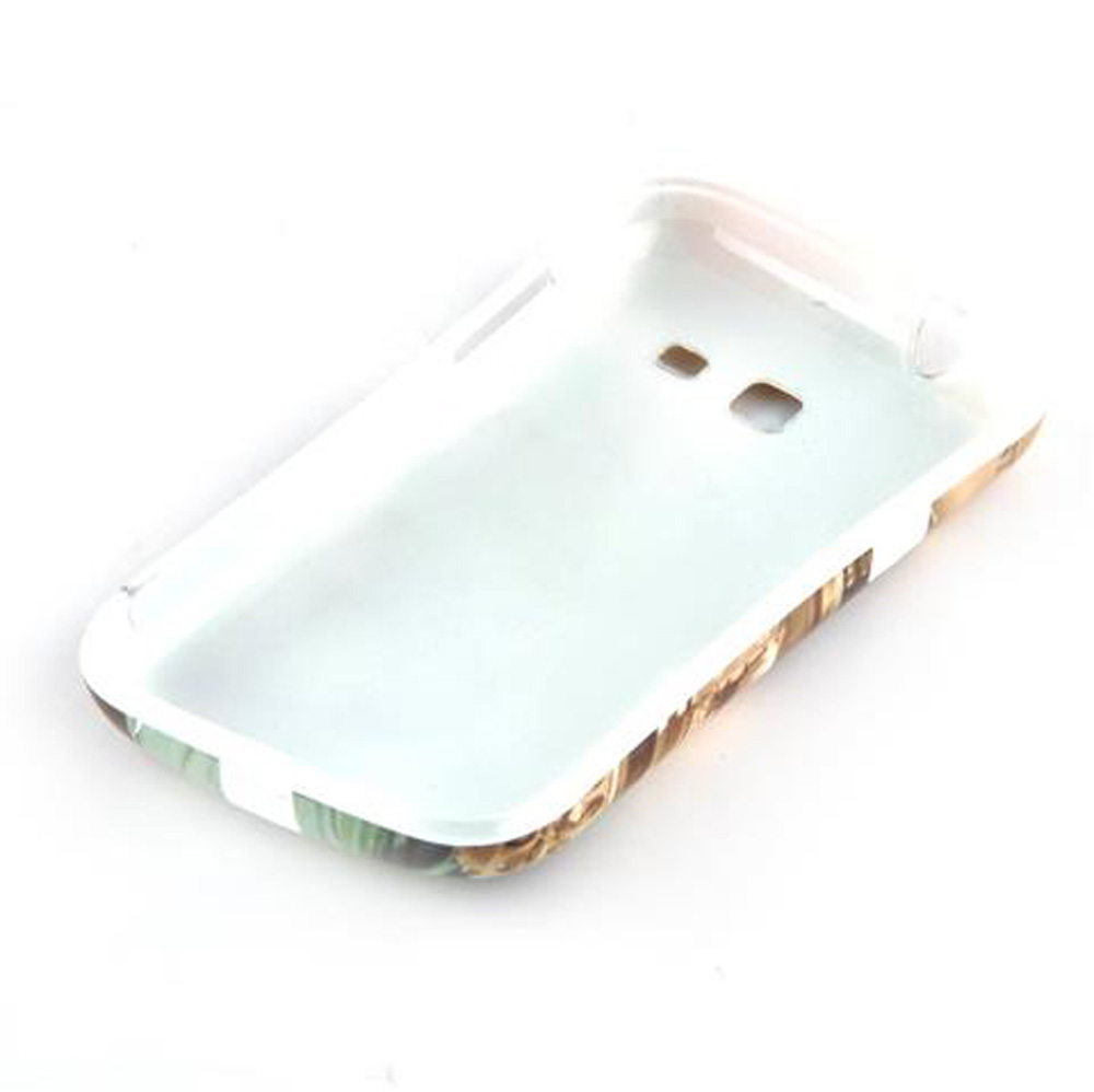 Una custodia bianca per telefono con bordo stampato. Primo piano.