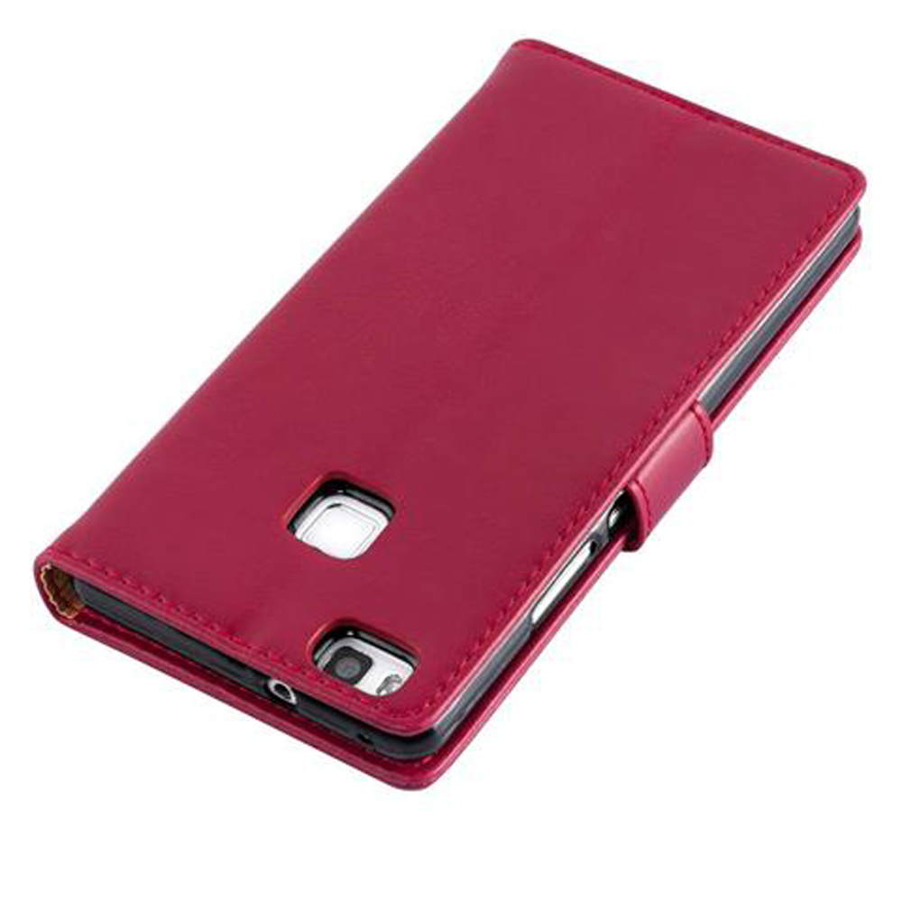 Una custodia a libro in pelle rossa per smartphone, con foro fotocamera.