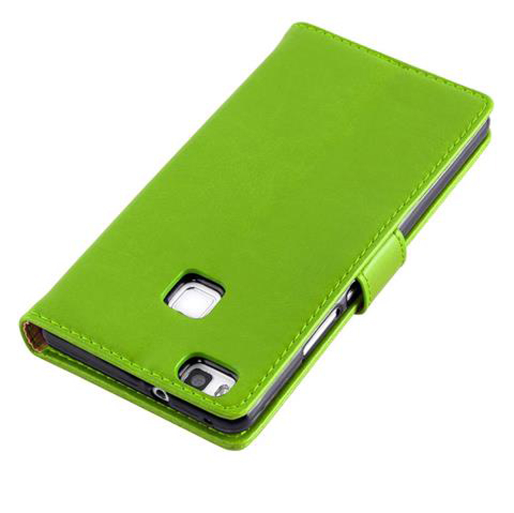 Custodia verde per telefono con ritagli per fotocamera e flash.