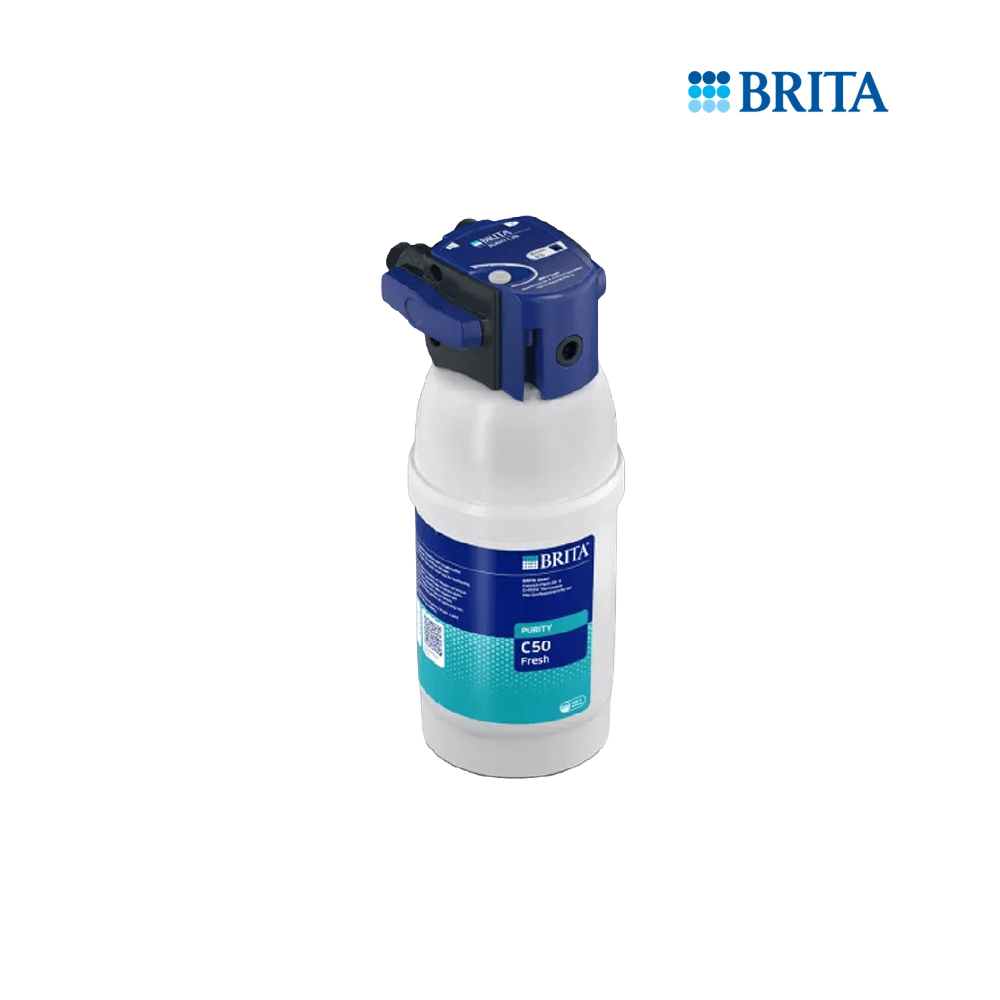 Ein weißer Brita C50 Fresh Wasserfilter mit blauem Kopfstück und Logo.