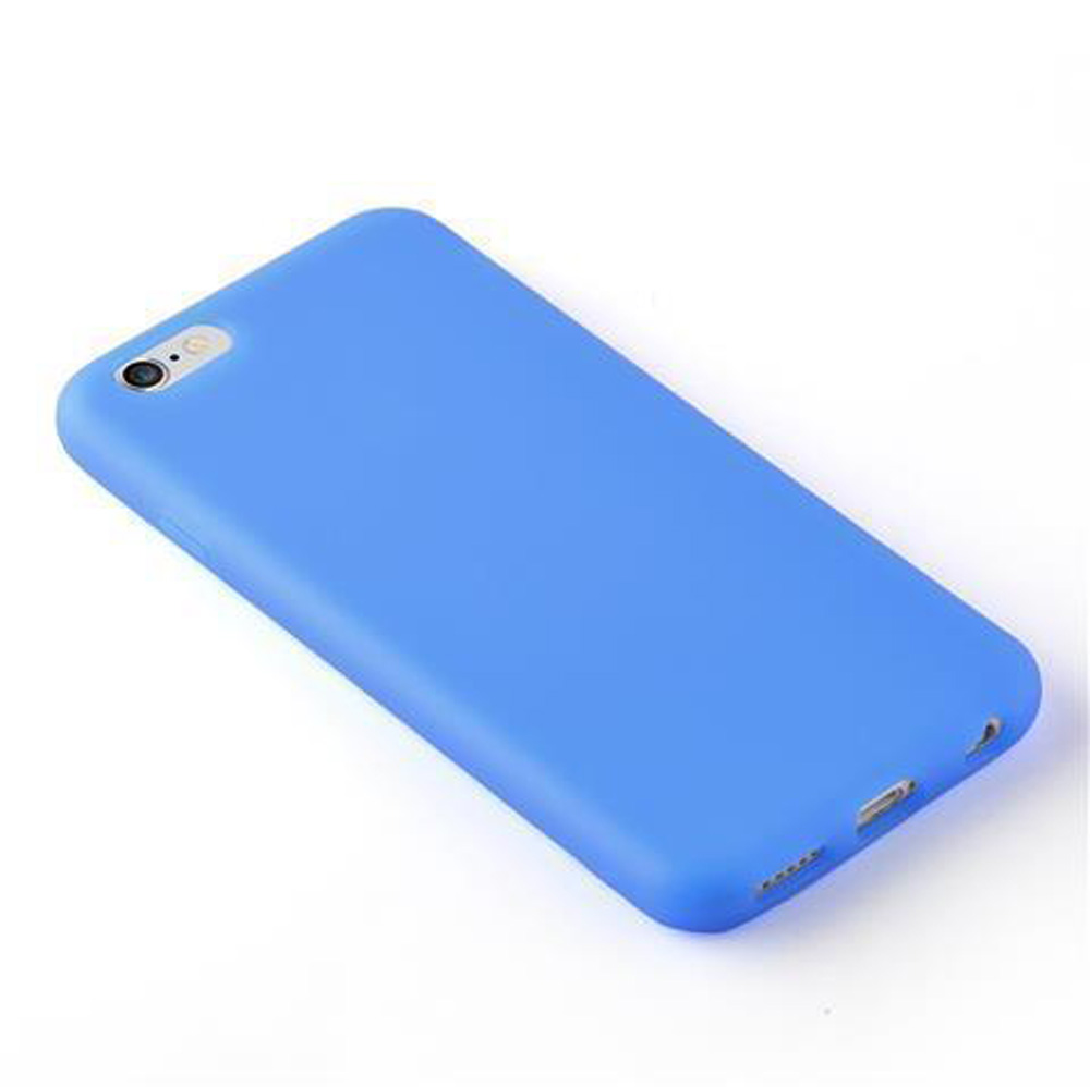 Una custodia blu per telefono giace su uno sfondo bianco.