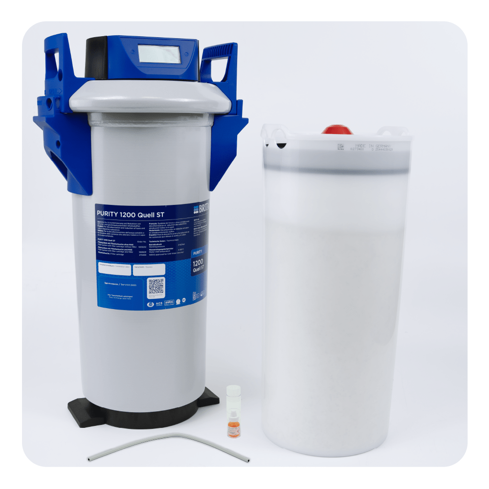 Brita Wasserfilter-System mit Ersatzkartusche und Zubehör auf weißem Hintergrund.