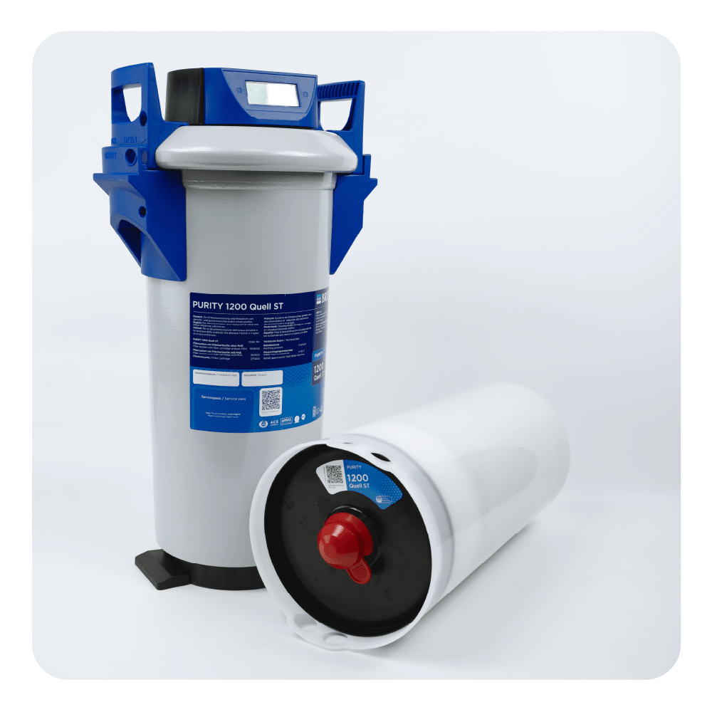 Ein weißer Wasserfilter mit blauen Akzenten steht neben einer Ersatz-Filterkartusche mit roter Kappe.