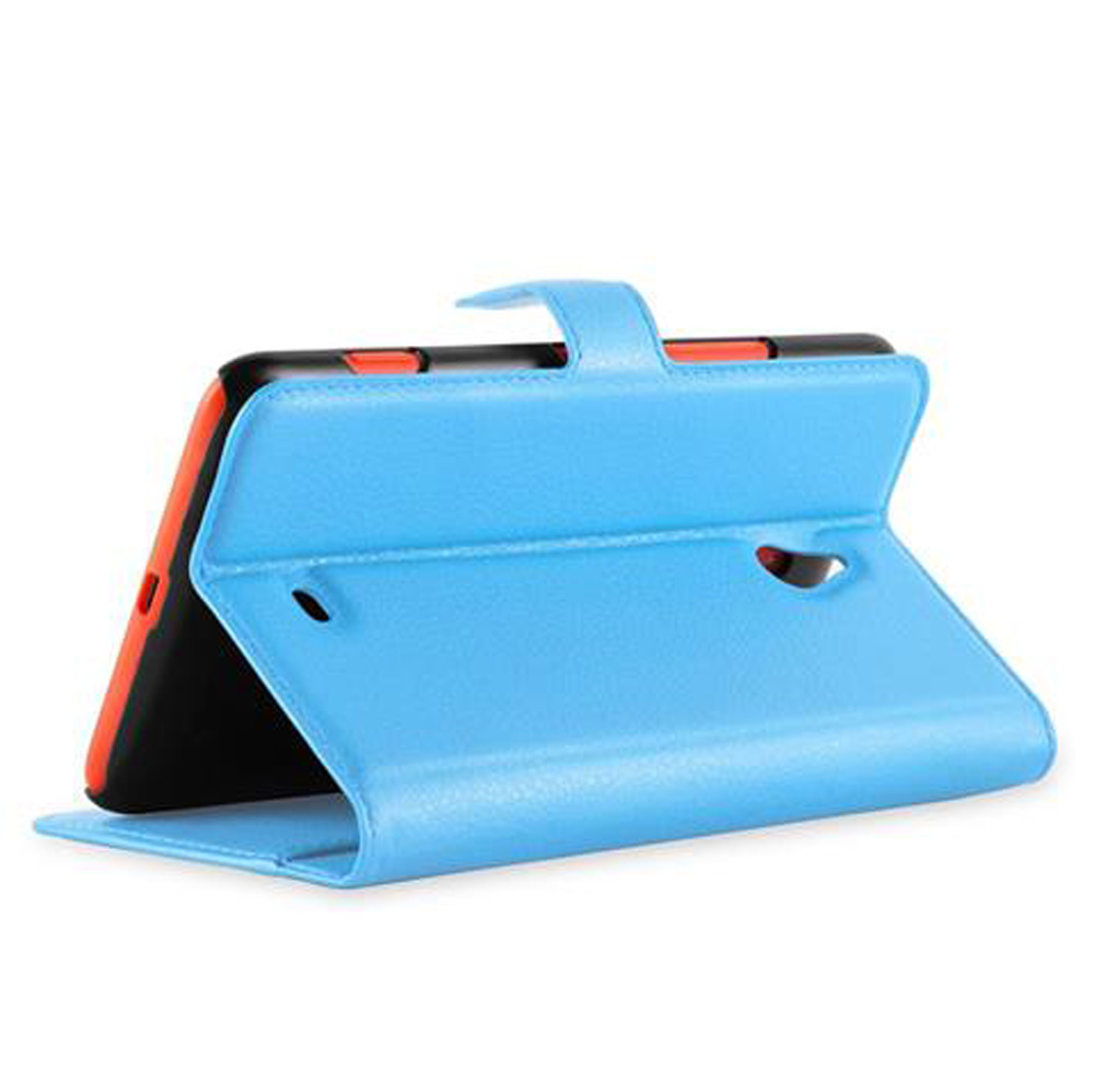 Una custodia blu per tablet sta in piedi, a sostegno di un tablet.