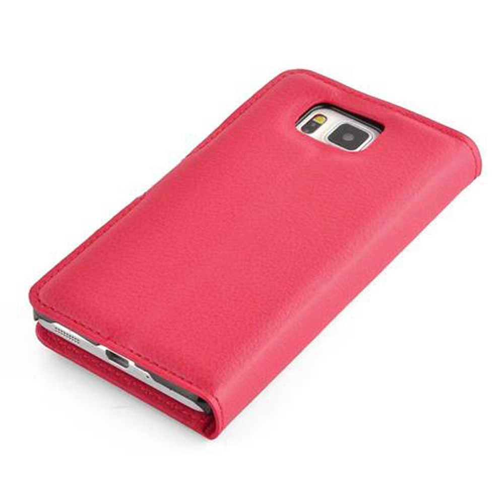 Ein rotes Leder-Flip-Cover für ein Smartphone, das auf einer weißen Fläche liegt.