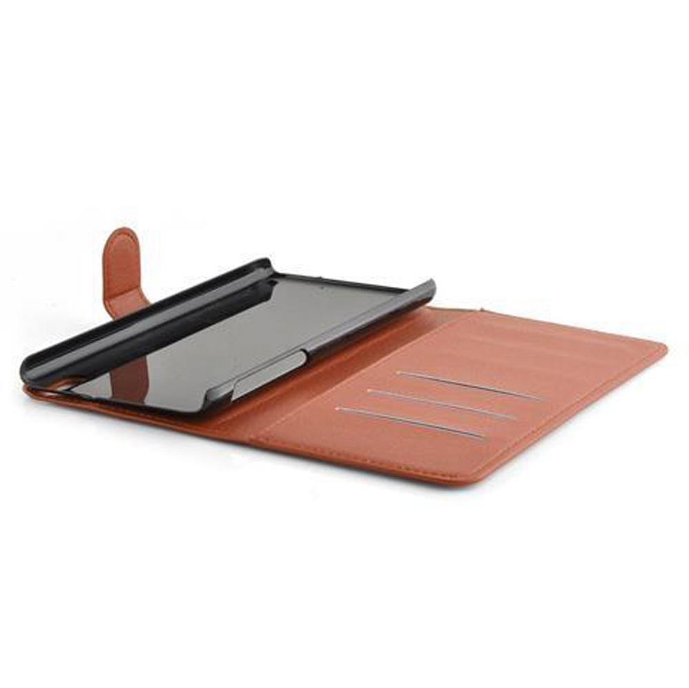 Braunes Leder-Flipcase für ein Smartphone, offen, mit Kartenfächern.