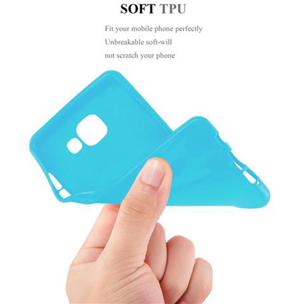 Una mano tiene una custodia per telefono in TPU flessibile turchese.