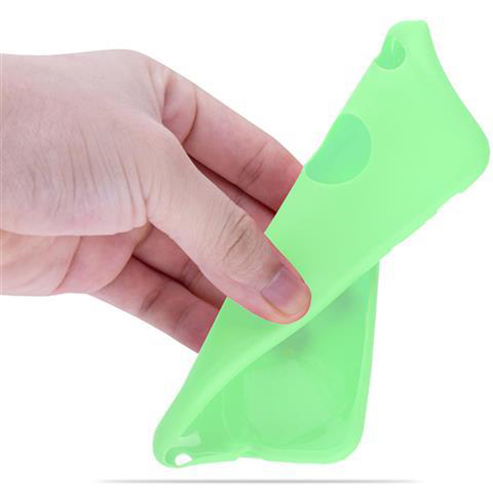 Eine Hand hält eine hellgrüne Handyhülle aus Silikon.