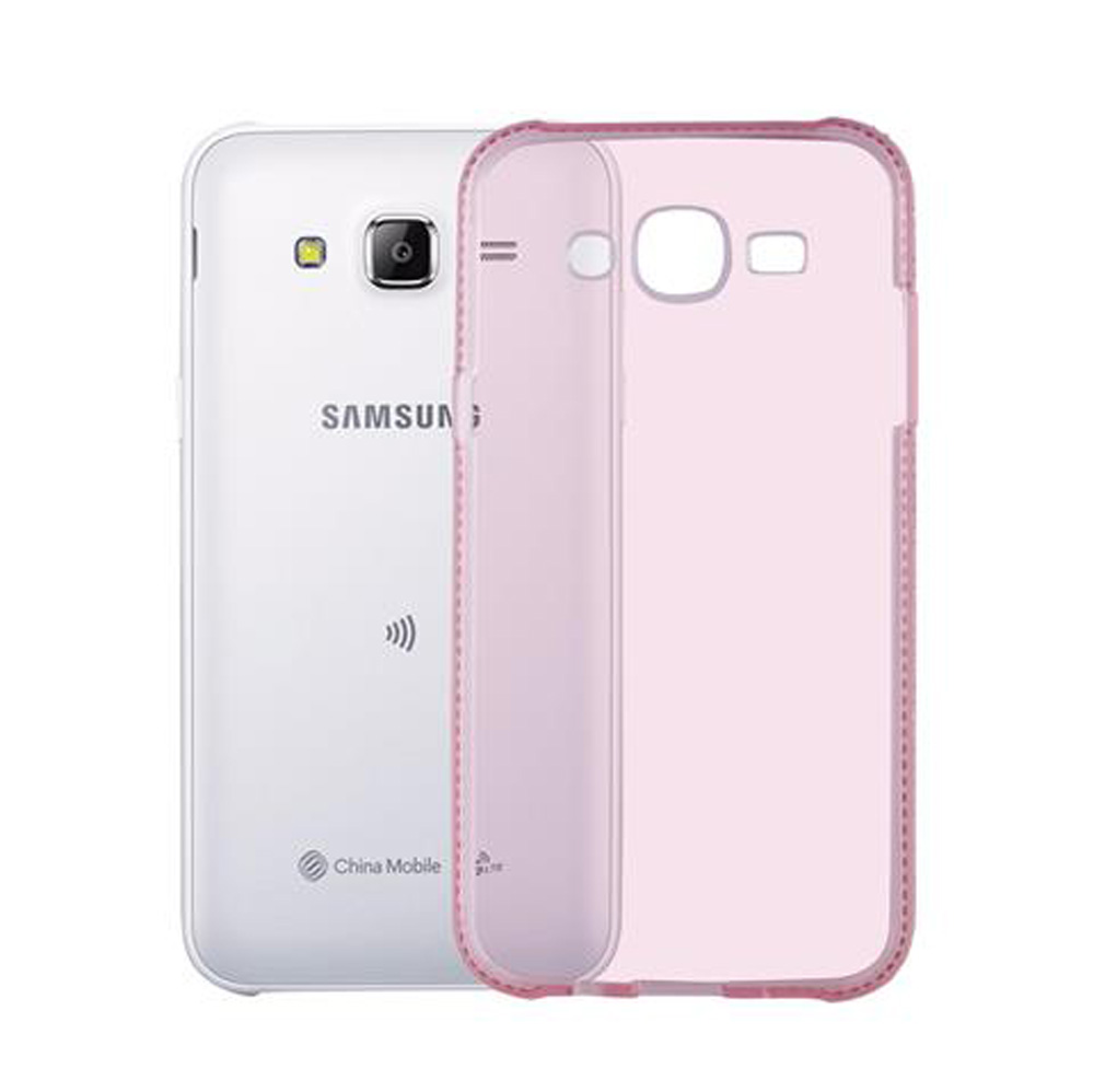 Un telefono Samsung bianco accanto a una custodia rosa. Isolato su bianco.