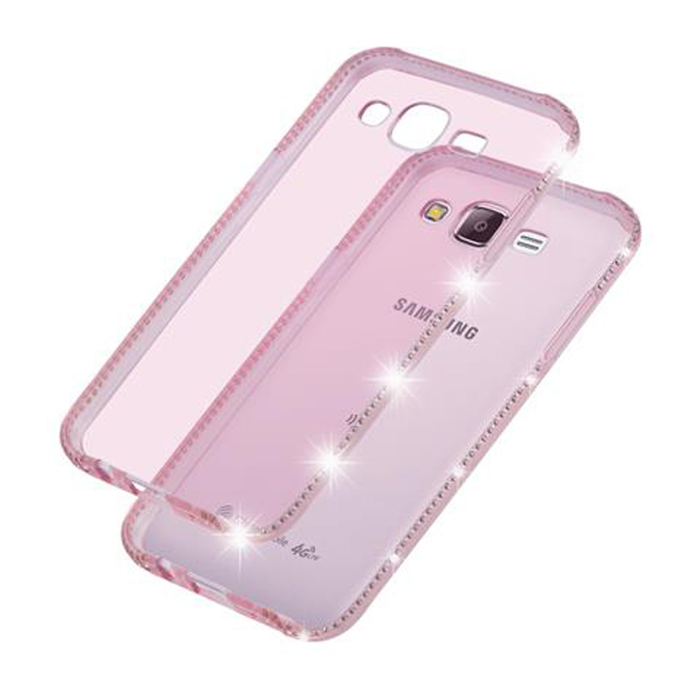 Due cover rosa per telefono, una con diamanti, su sfondo bianco.