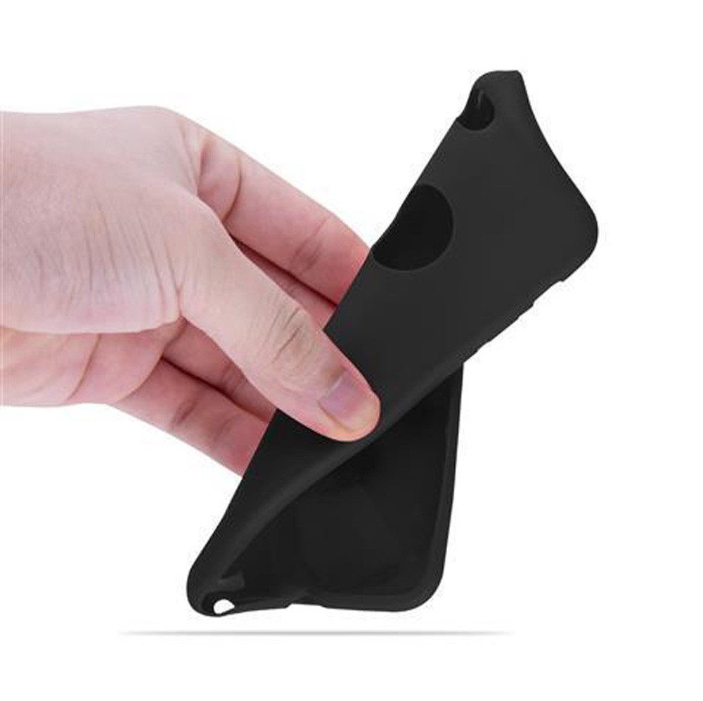 Eine Hand hält eine schwarze Handyhülle, die sich biegt.