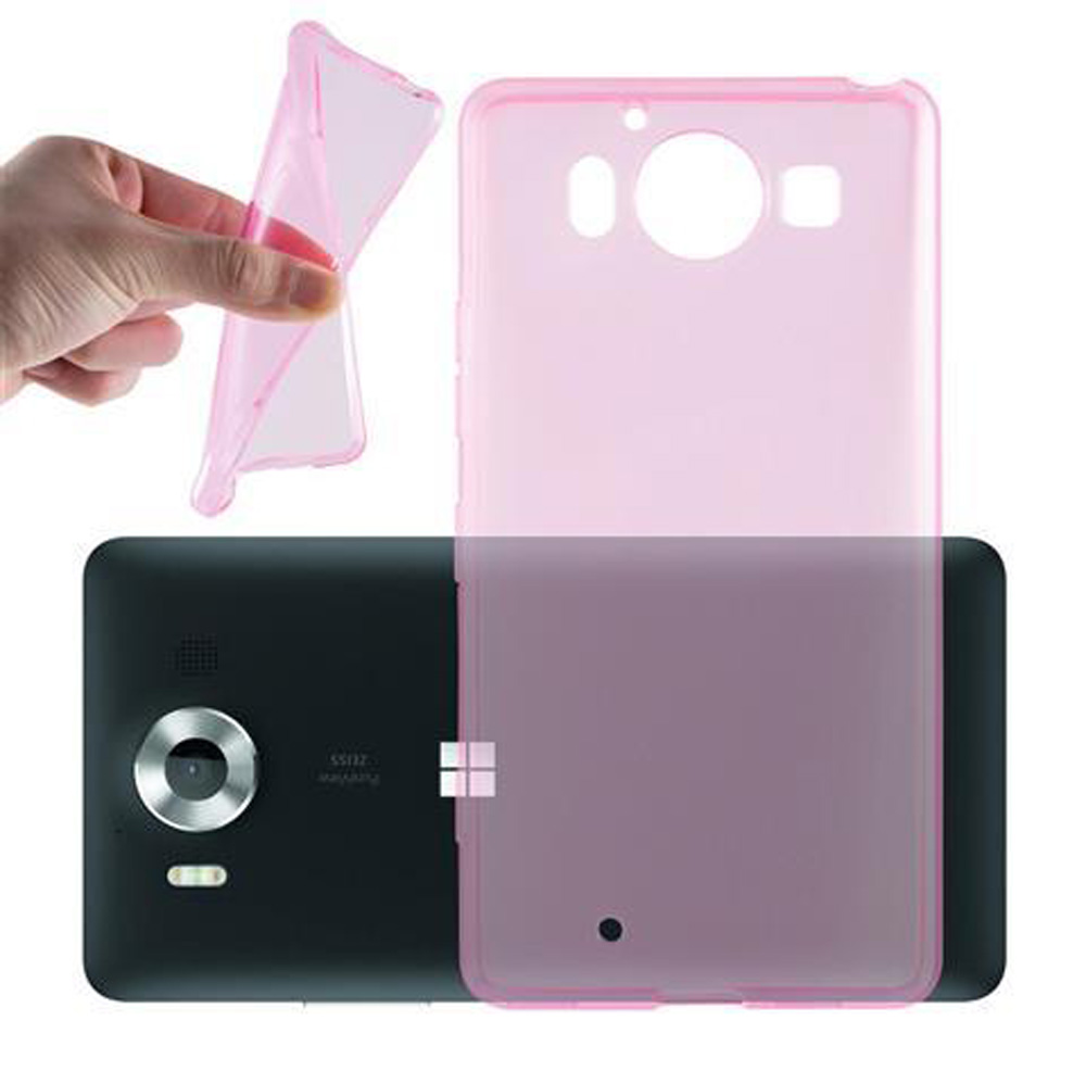 Una mano tiene una cover rosa per telefono sopra uno smartphone nero con una cover rosa.