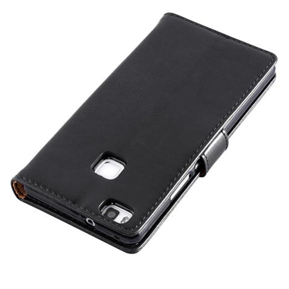 Un estuche negro de cuero para un teléfono inteligente, cerrado.