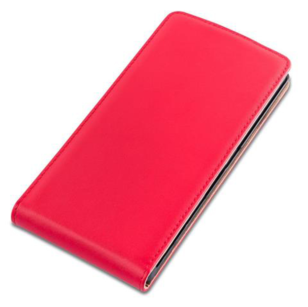 Una custodia rossa in pelle per smartphone giace su sfondo bianco.