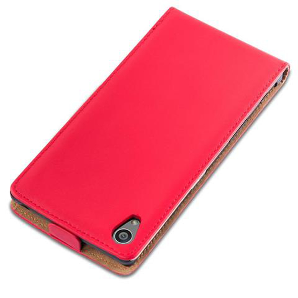 Una custodia rossa per cellulare con lente.