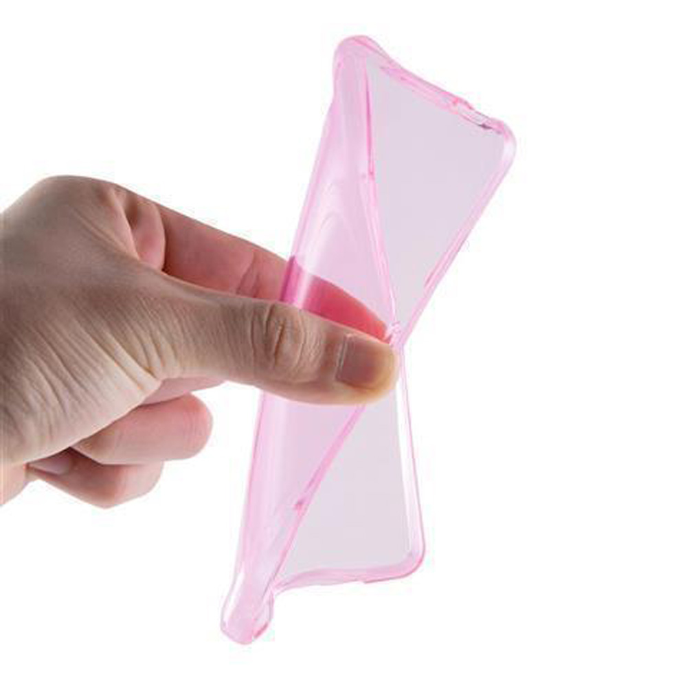Una mano piega una cover rosa traslucida per telefono su sfondo bianco.