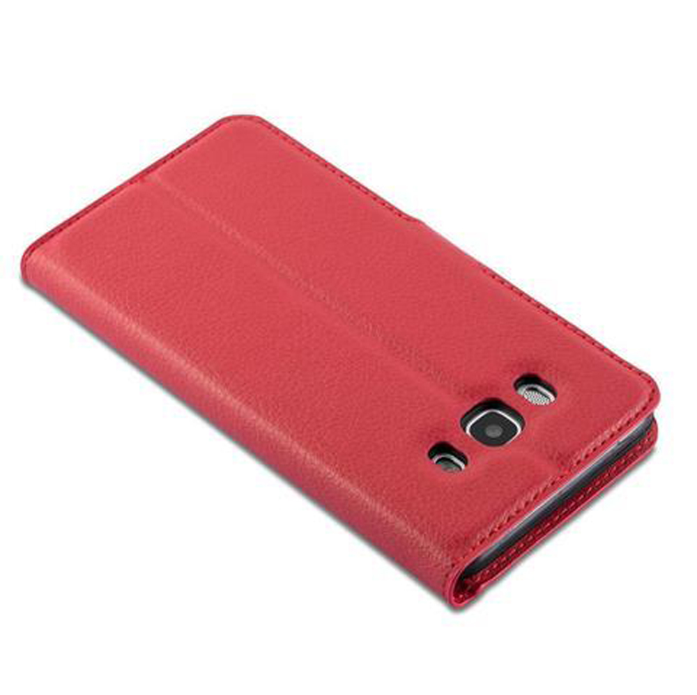 Custodia rossa per telefono con ritaglio fotocamera e superficie testurizzata.