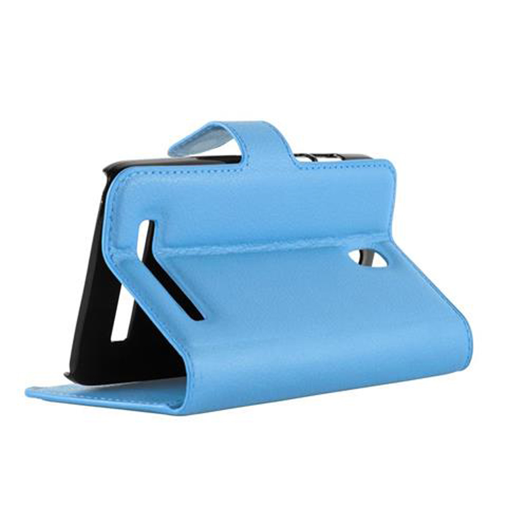 Ein hellblaues Tablet-Etui mit einer Schlaufe und Ausschnitten.