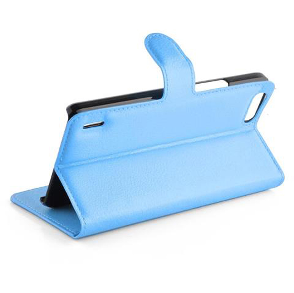 Una custodia per tablet azzurra con supporto, posizionata su sfondo bianco.