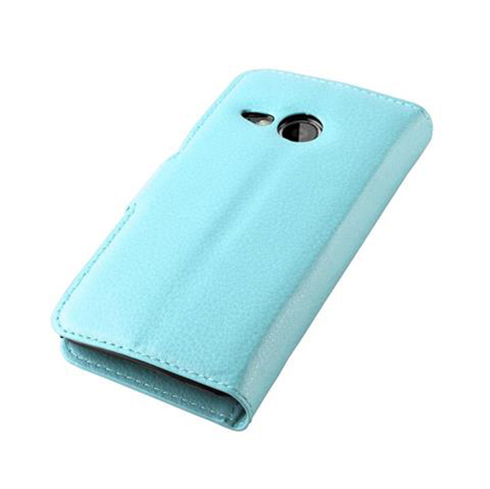 Custodia per telefono azzurra in ecopelle con foro per fotocamera e cuciture.
