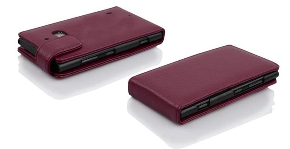 Due custodie per telefono in pelle bordeaux con patta su sfondo bianco.