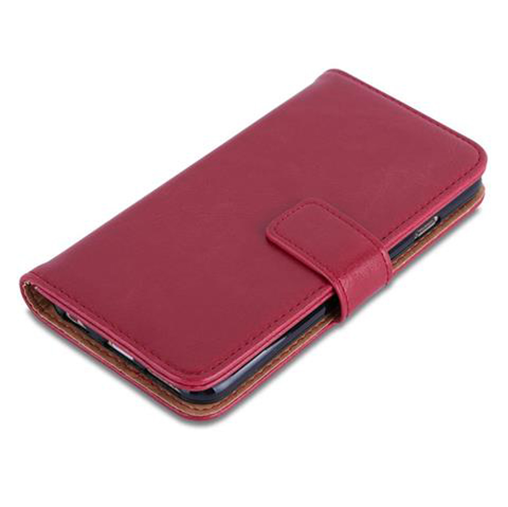 Ein geschlossenes, weinrotes Leder-Flip-Case für ein Smartphone auf weißem Hintergrund.