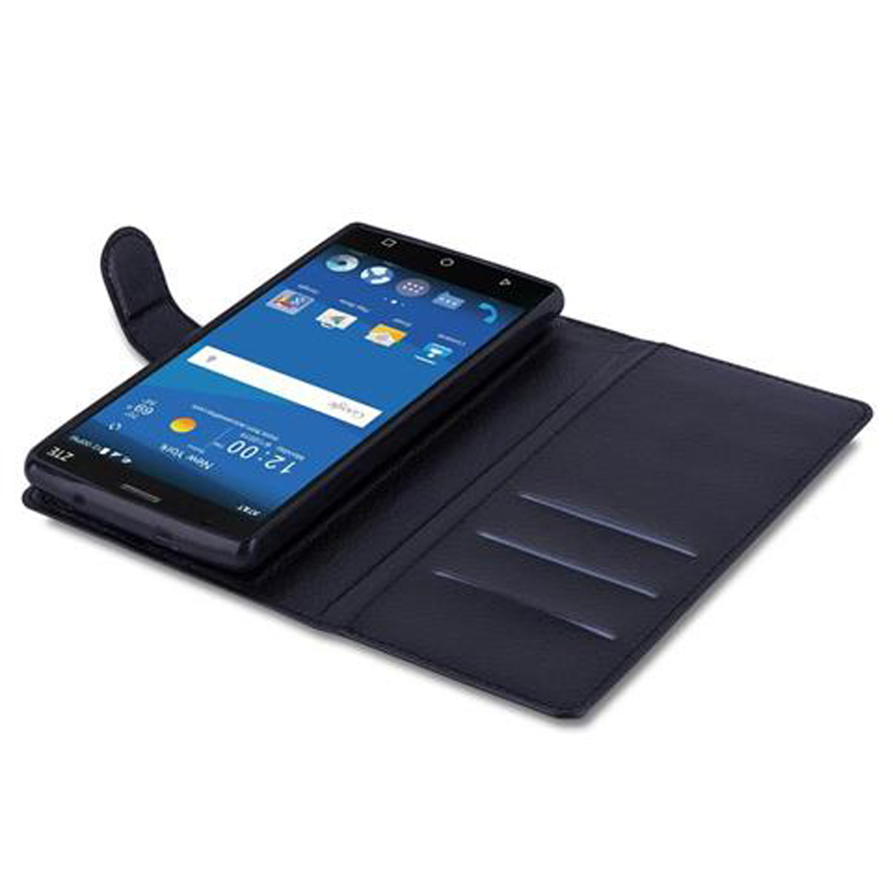 Uno smartphone nero in una custodia blu scuro con fessure per carte.