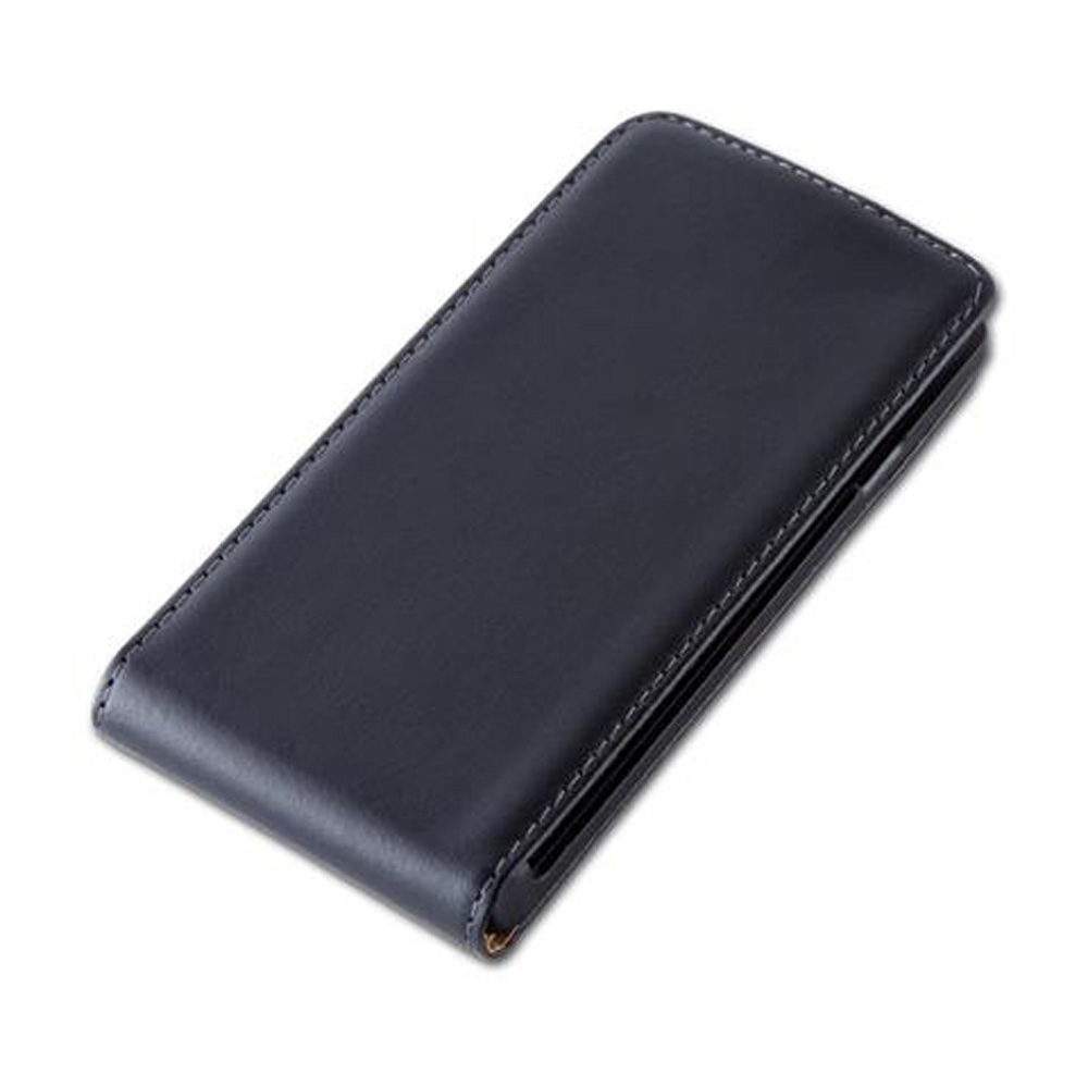 Una funda de cuero azul oscuro cerrada para un smartphone, sobre fondo blanco.