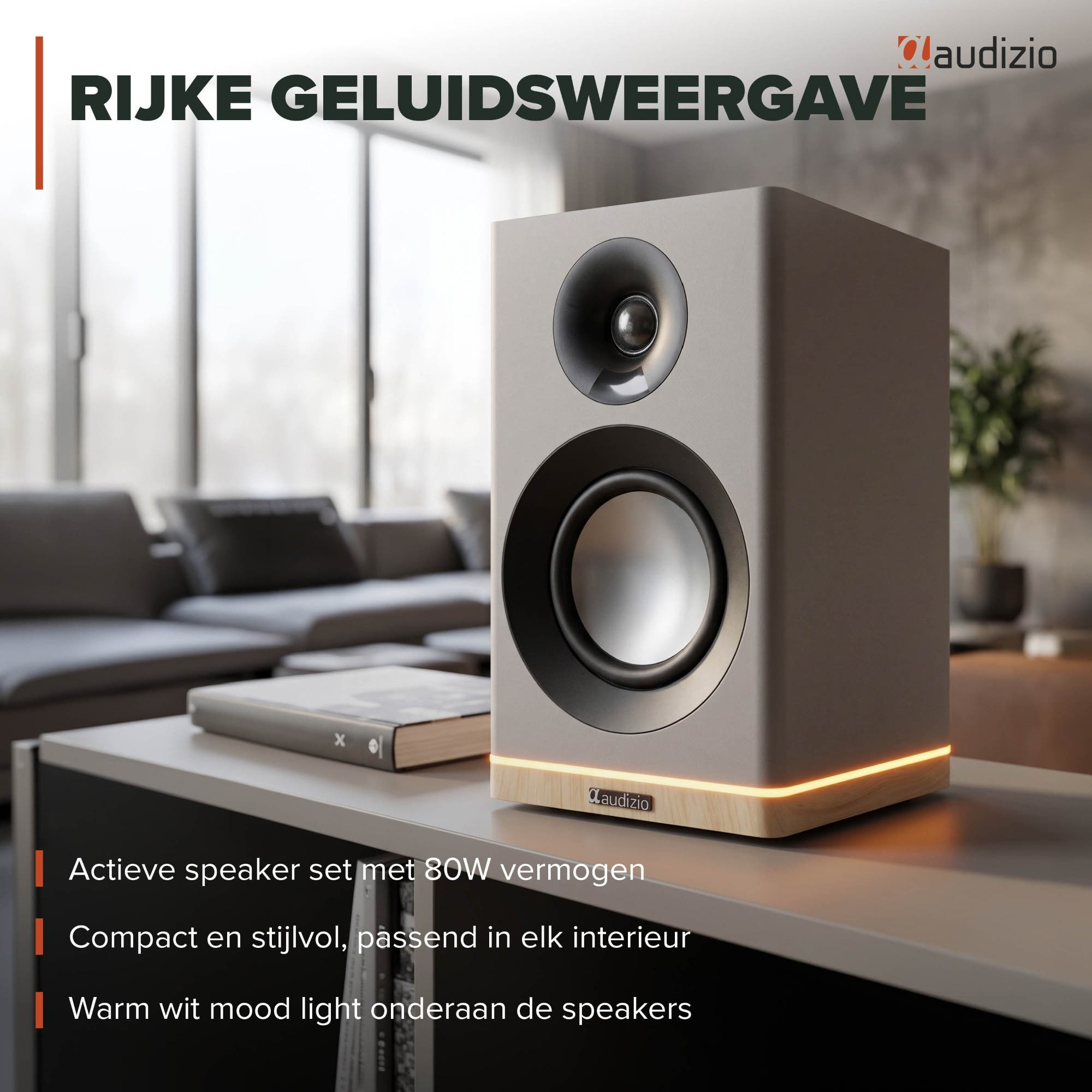 Altavoz gris con base de madera clara e iluminación sobre una mesa.