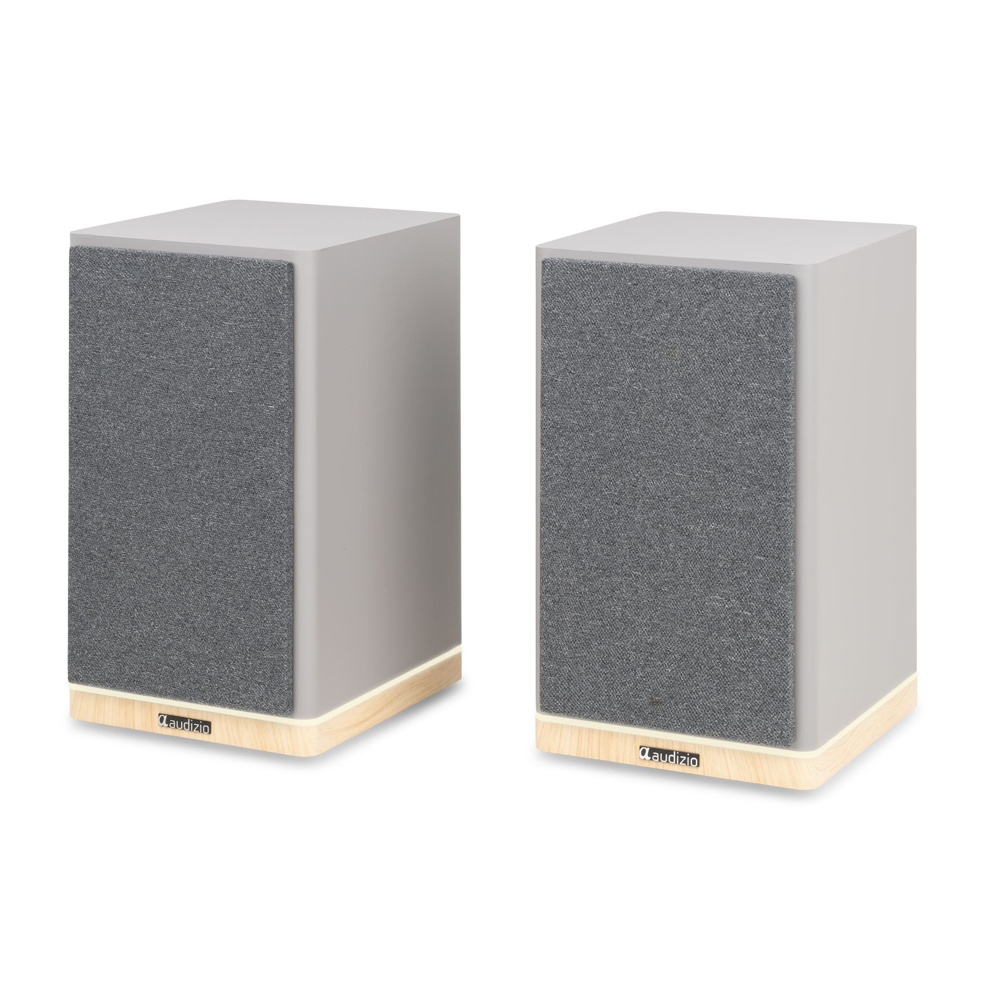 Dos altavoces grises con bases de madera y logo Audizio sobre fondo blanco.