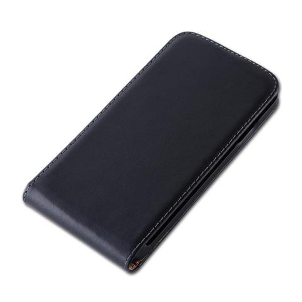 Una custodia per telefono in pelle blu navy chiusa, con cuciture bianche, appoggiata.