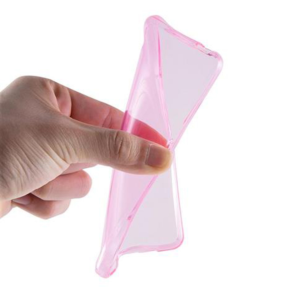 Una mano piega una cover per telefono rosa traslucida su sfondo bianco.