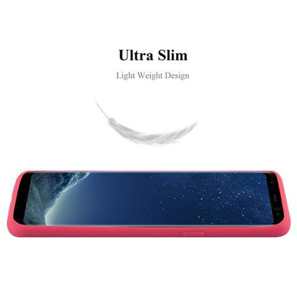 Una custodia rosa per telefono giace su sfondo bianco, con una piuma sopra.