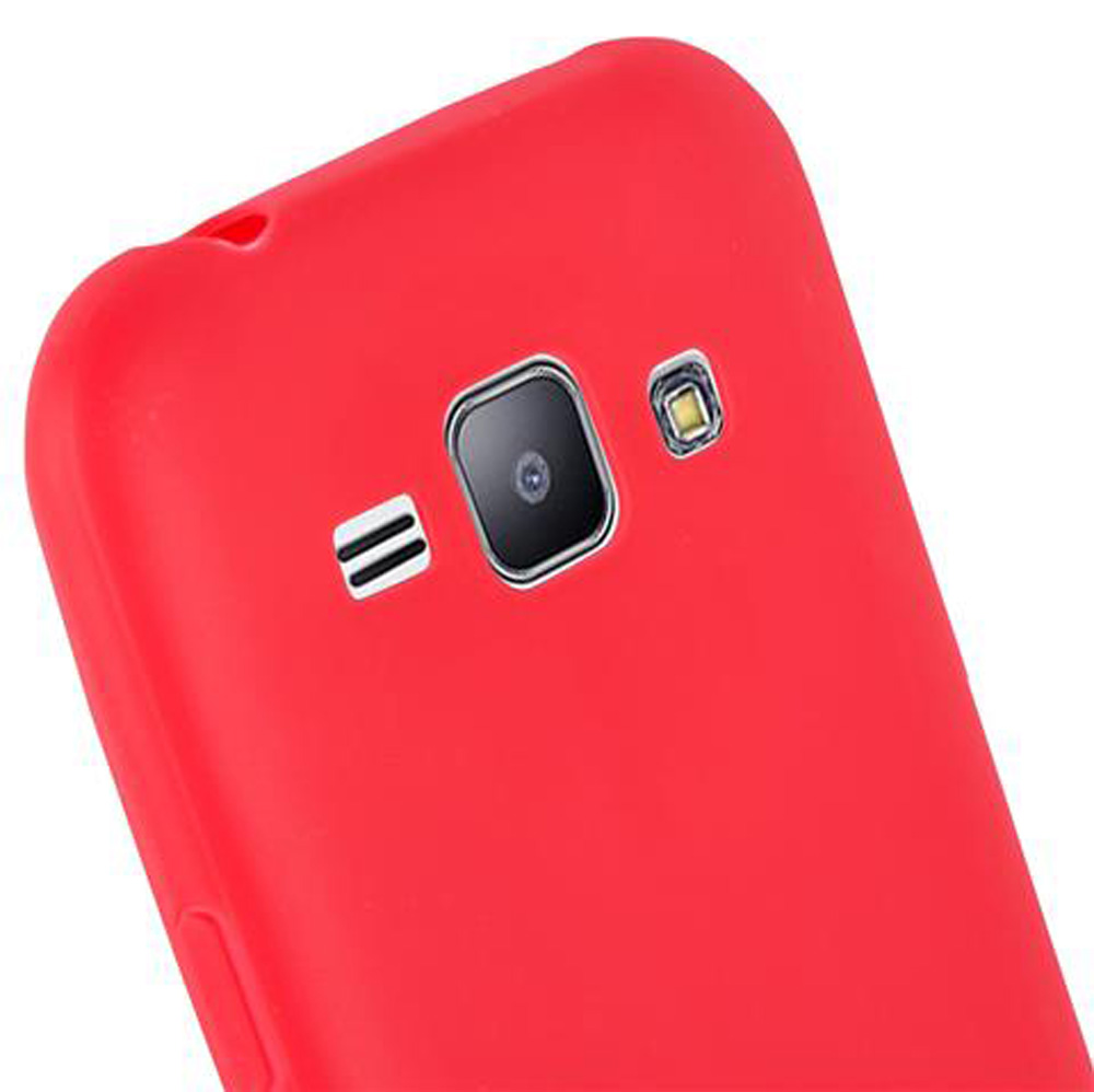 Primo piano del retro di uno smartphone rosso, con fotocamera e flash.