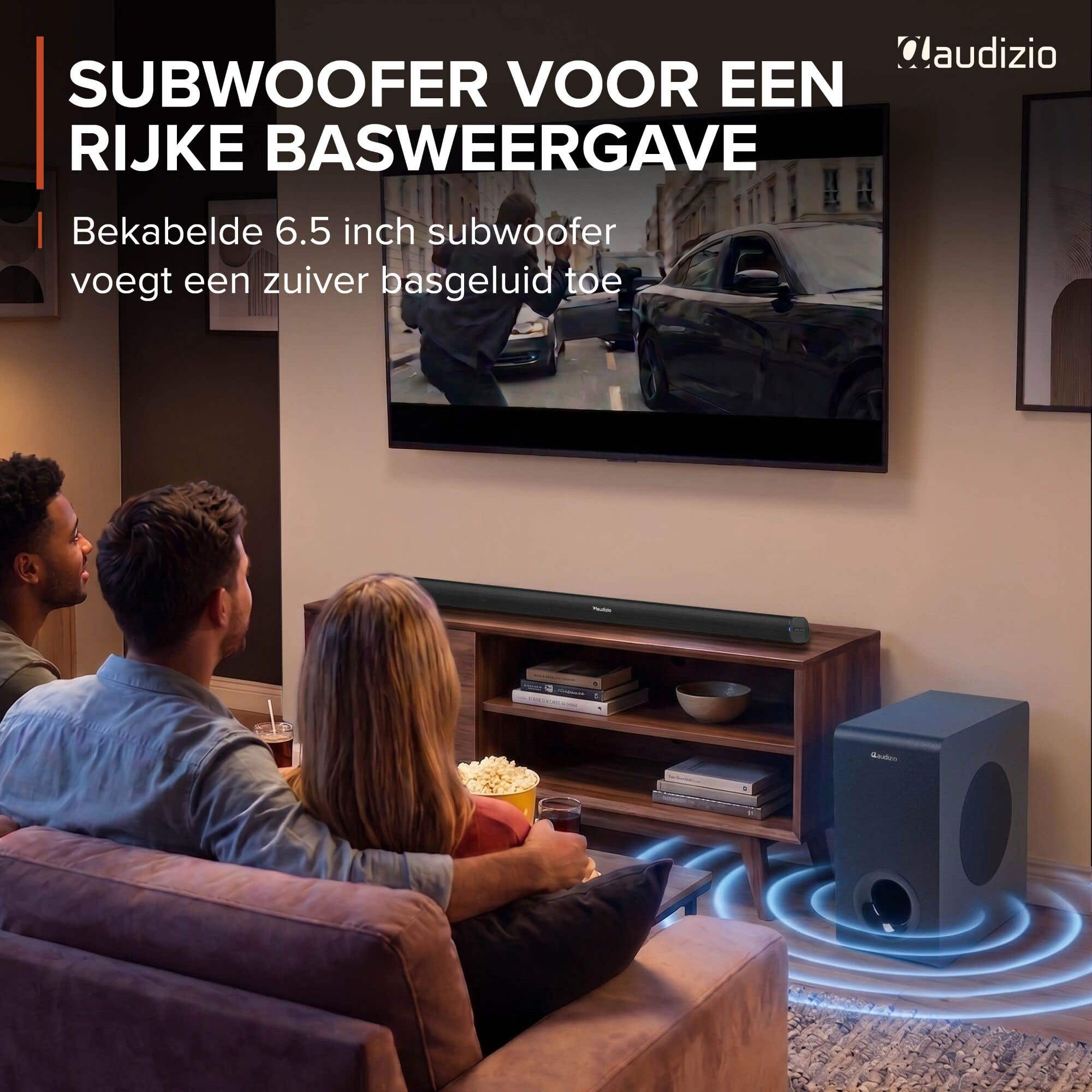 Un hombre y una mujer sentados en un sofá viendo la televisión, con un subwoofer cerca.