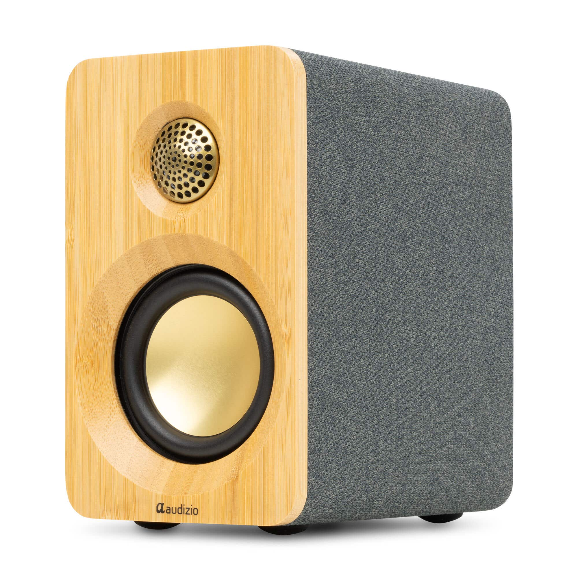 Un altavoz con frontal de madera y carcasa de tela gris, con cono dorado.