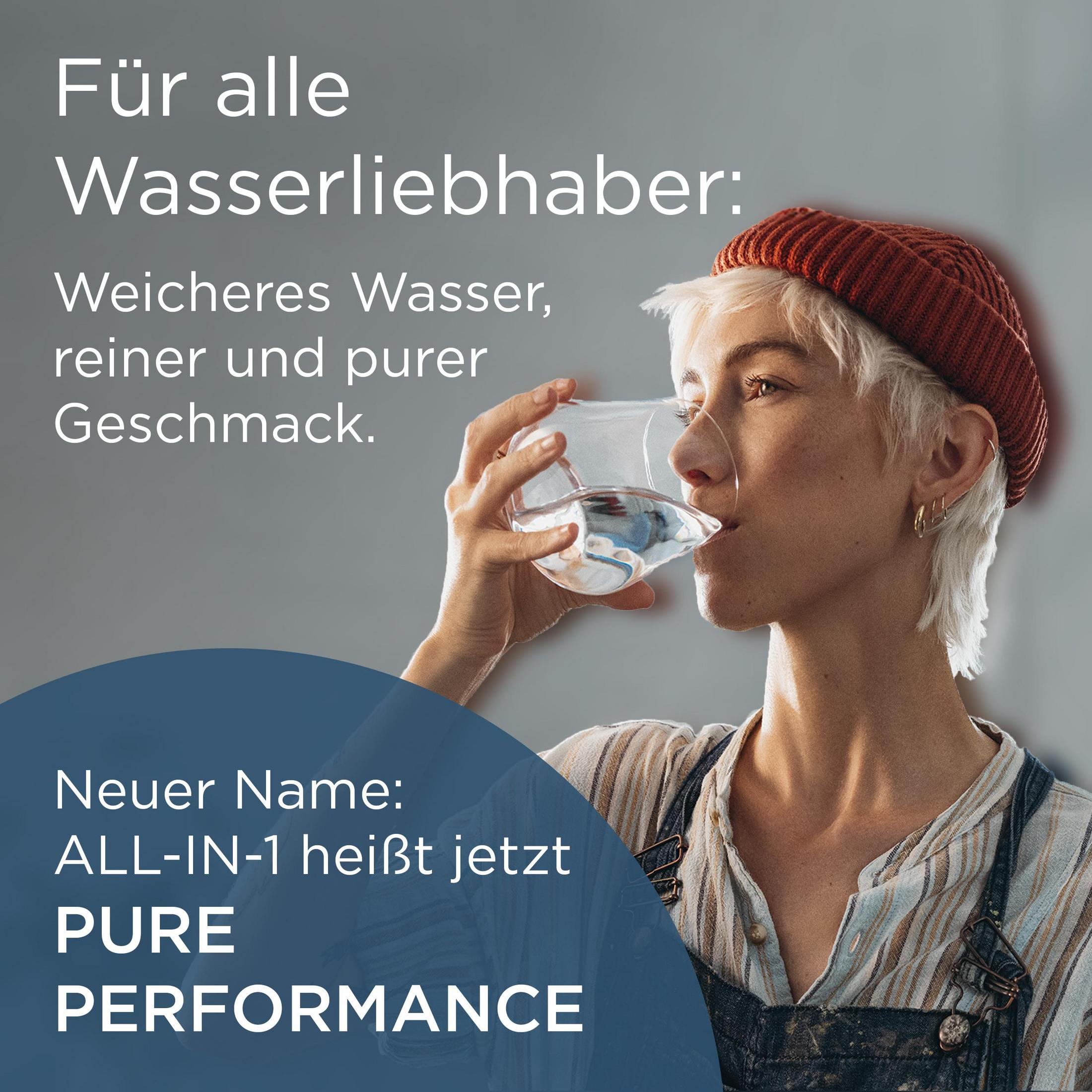 Eine Frau trinkt Wasser aus einem Glas, mit Text über besseres Wasser.